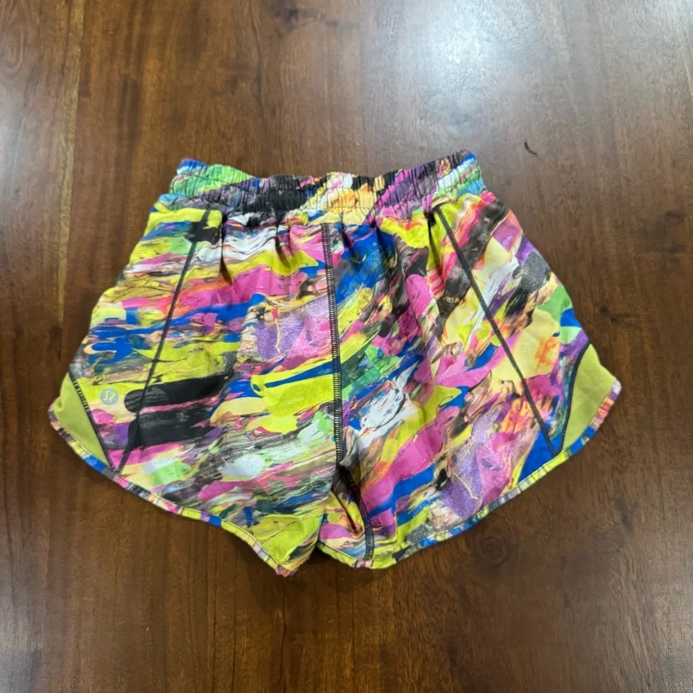 Lululemon‎ Hotty Hot Low Rise 4” Shorts Size 2
